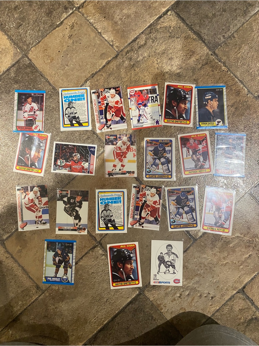 Lot of 21 cards with Gretzky’s, Roy’s and some rookie cards